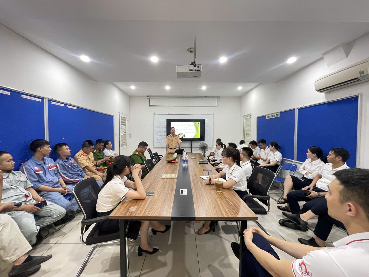 Công an phường Thành Đông tuyên truyền pháp luật về trật tự, an toàn giao thông tại doanh nghiệp